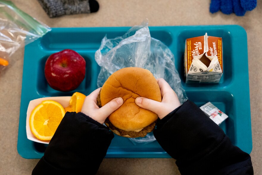  A student at Oakville Elementary School eats his lunch. Preliminary data on the national lunch program shows schools served almost 130 million fewer free or reduced price meals in the fall of 2022 compared to the same time period right before the pandemic.&#13;
