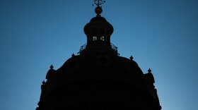 The Gold dome of Iowa's Capitol as the sun is behind.